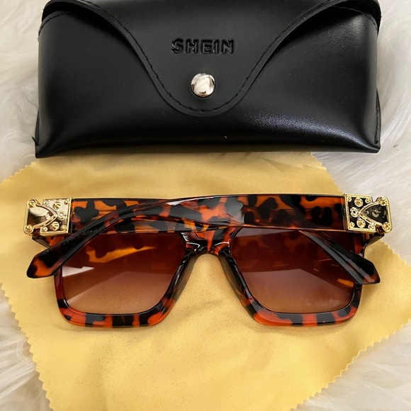 ❤️❤️❤️SOLD, SOLD,SOLD❤️❤️❤️Women fashion square letter “V” Sunglasses - Picture 3 of 6